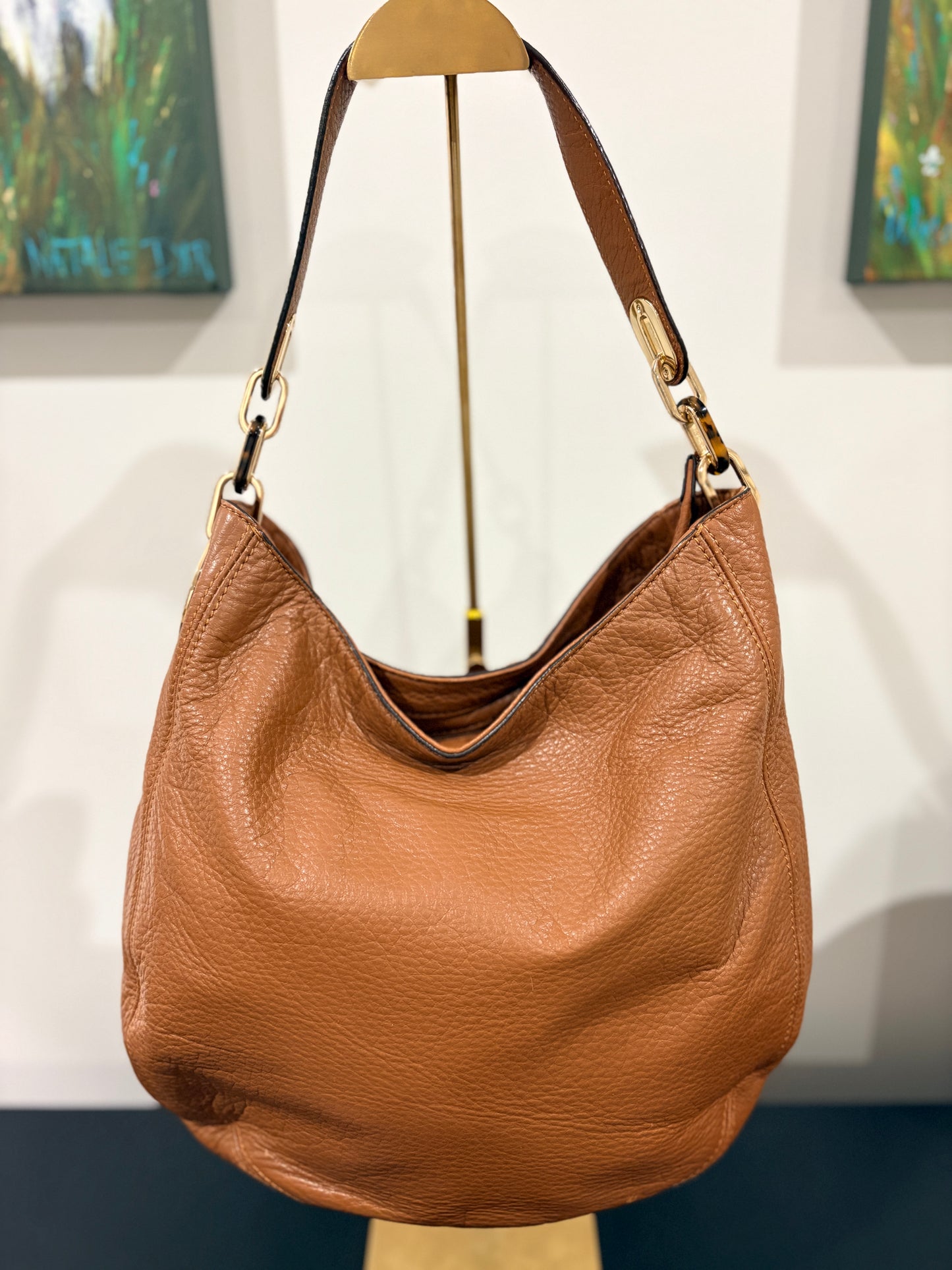 Michael Kors Tan Pebbled Leather Hobo Bag with Tortoiseshell Chain - Image 3